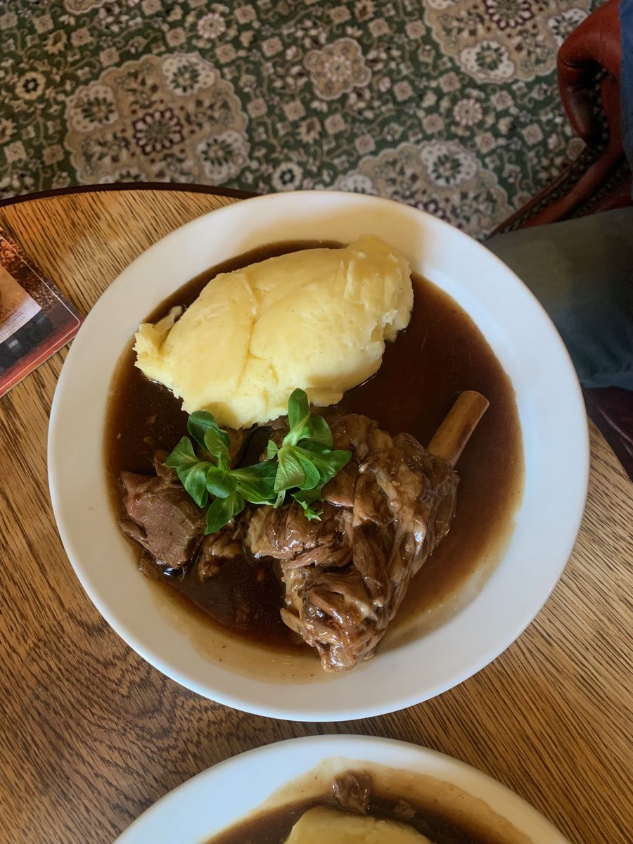 Lamb shank with mashed potato